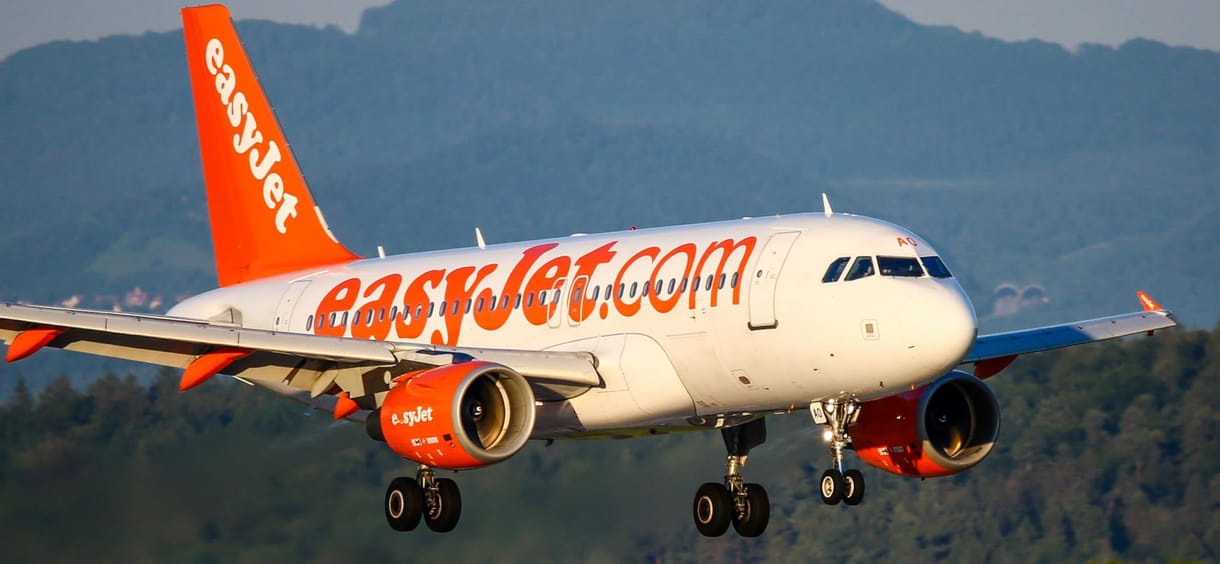 Az EasyJet azt kéri az utasoktól, hogy a repülés előtti napon adják le a csomagjaikat a reptereken