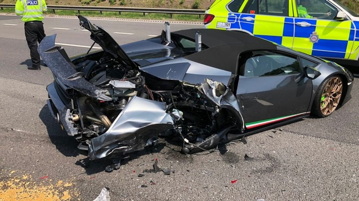 20 percig bírta a szalonból kijött Lamborghini, az első útján összetörték