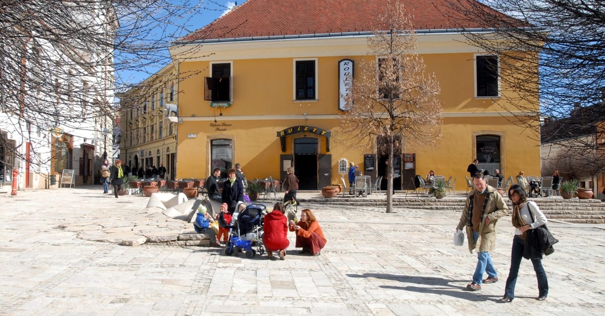 Nemsokára eltüntetik a hírhedt bukdácsolós burkolatot Pécs belvárosából