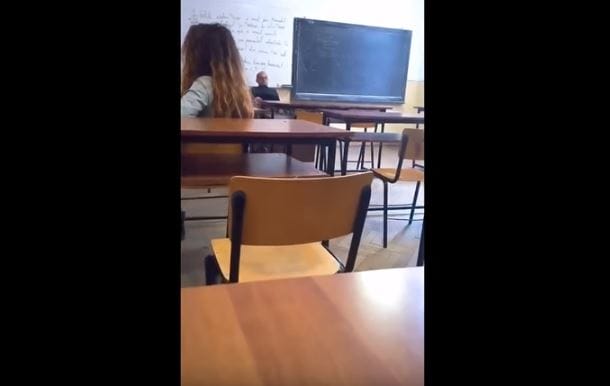 Videó buktatta le a diáklányok előtt maszturbáló román vallástanárt