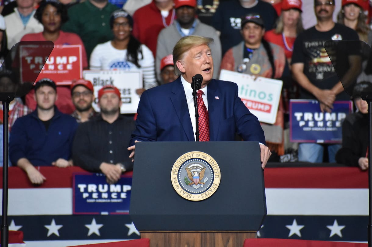 A koronavírus csak megtévesztés – állítja Donald Trump