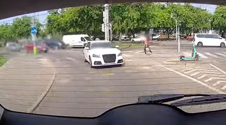 Köpködéssel állt bosszút egy budapesti audis, mert nem voltak vele előzékenyek – videó