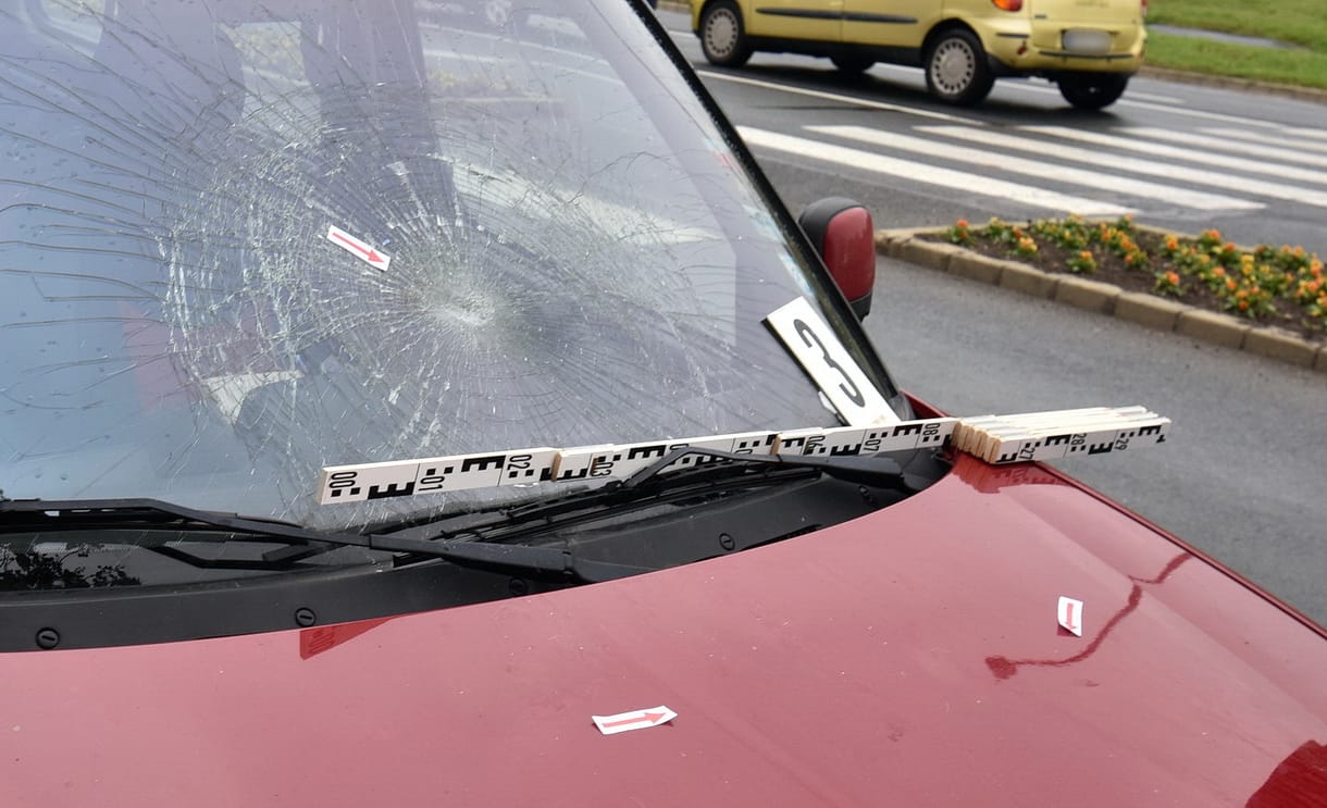 Ittas autós csapott el egy idős férfit, aki a biciklijét tolva kelt át egy zebrán