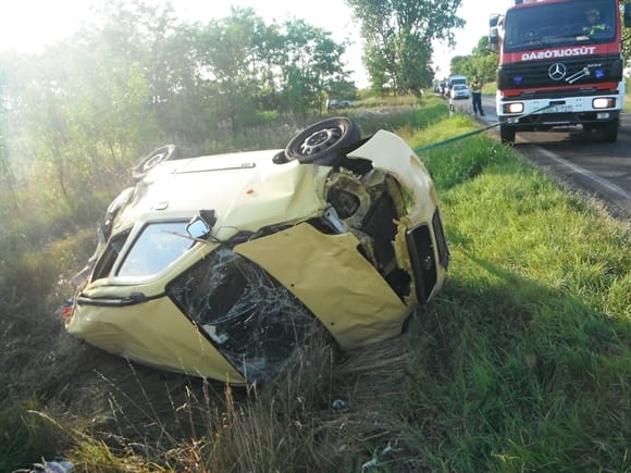 Árokban tört össze a Suzuki - fotó