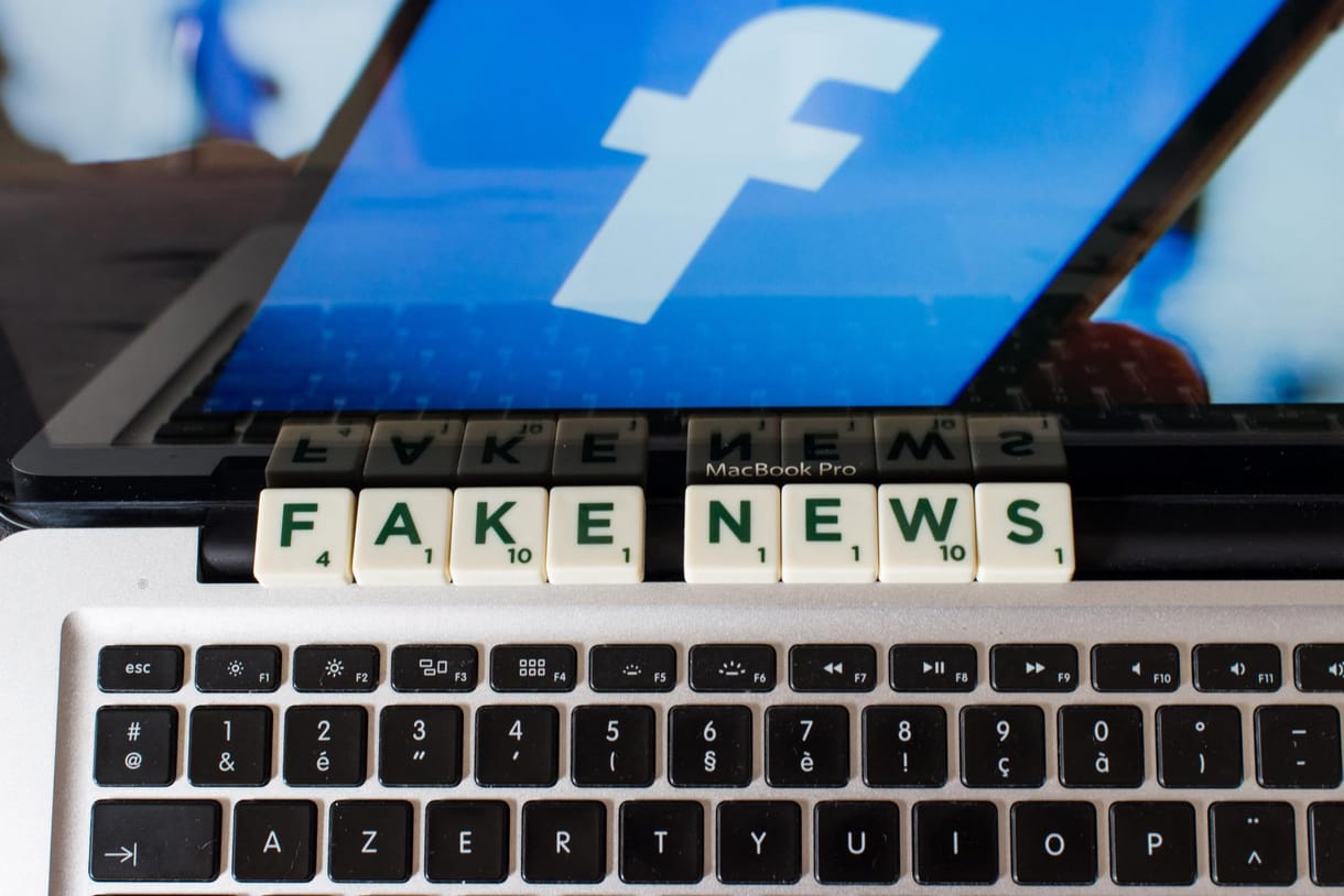 Bekeményítene az EU az álhírek ellen, a Facebooknak, a Google-nek és a Twitternek is jelentenie kellene