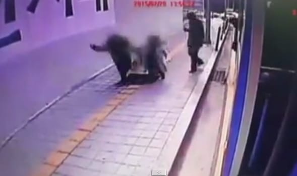 Videó: Gyanútlan vonatutasok alatt nyílt meg a föld