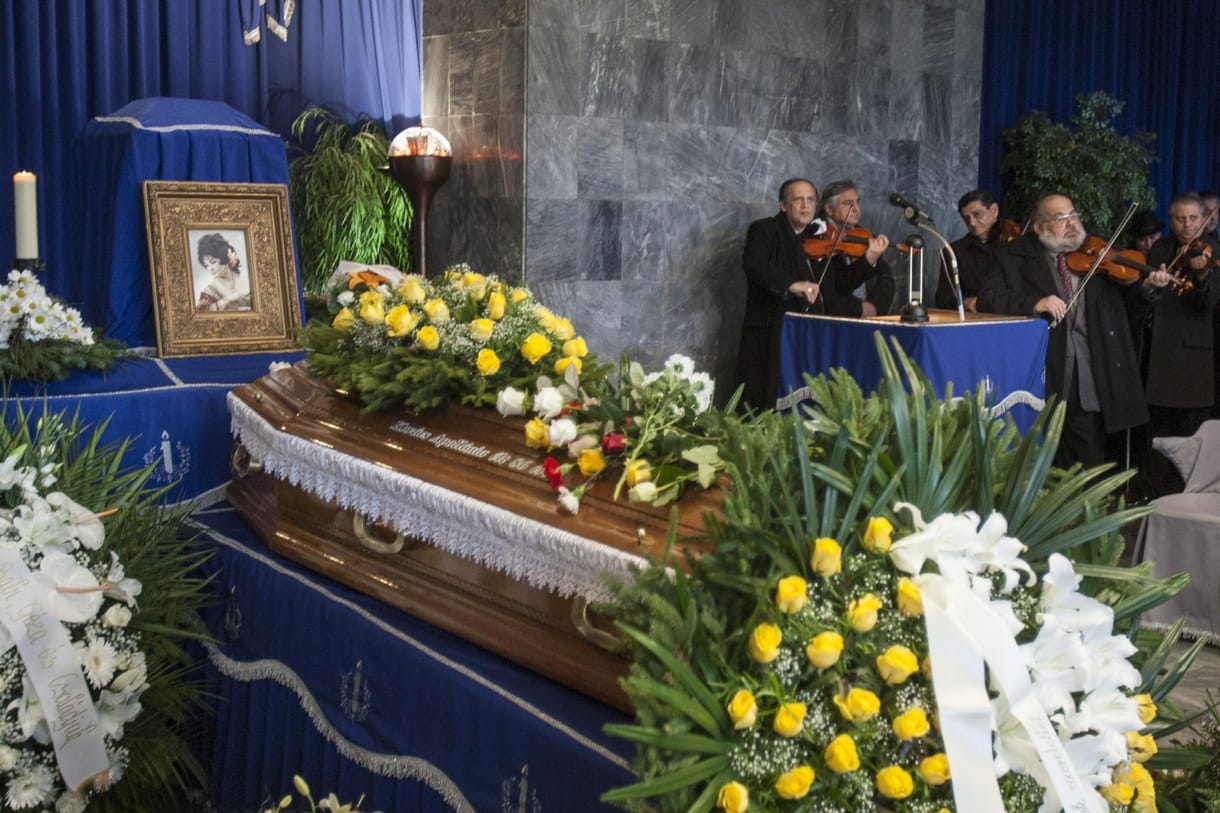 Cigányzenével temették el Kovács Apollóniát