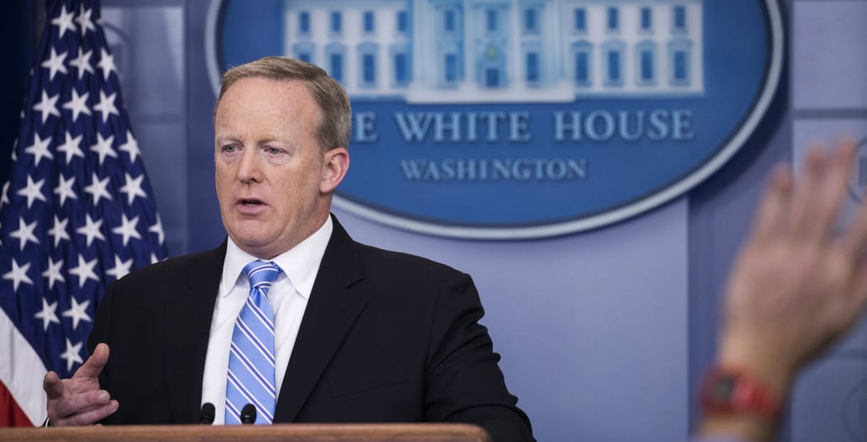 Újabb embert vesztett Trump, lemondott a Fehér Ház szóvivője