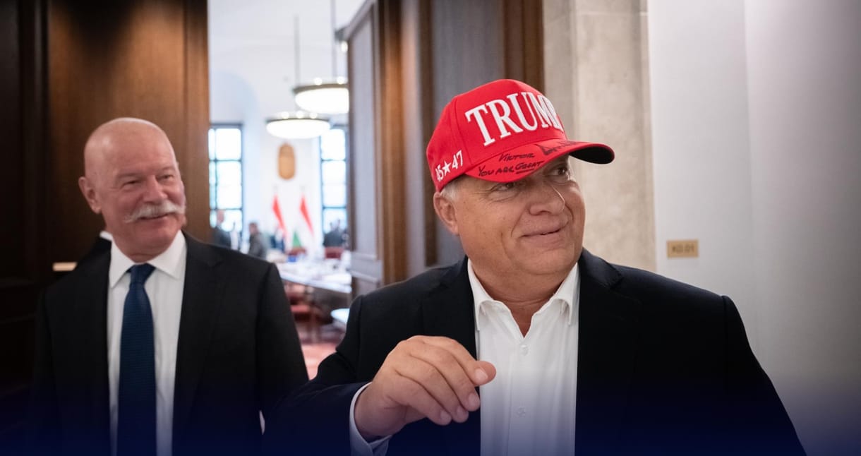 „Viktor, you are great”: Dedikált Trump-kampánysapkában pózolt Orbán