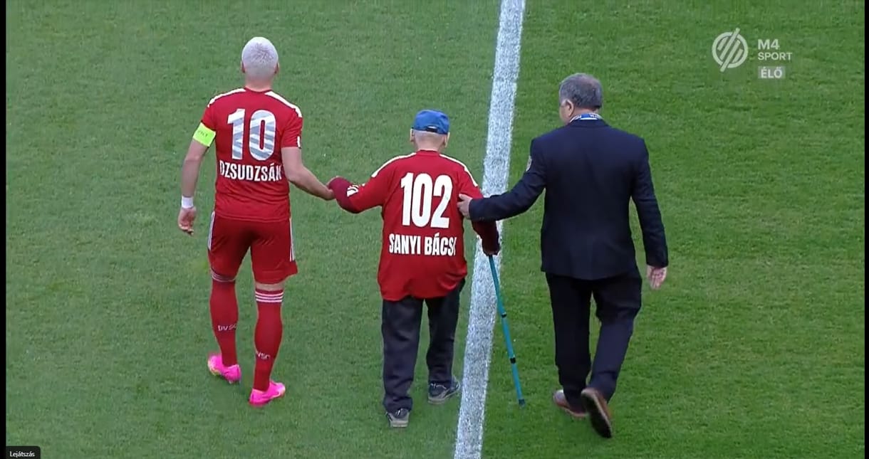 Dzsudzsák segítette a kezdőrúgáshoz a 102 éves Sanyi bácsit - videó