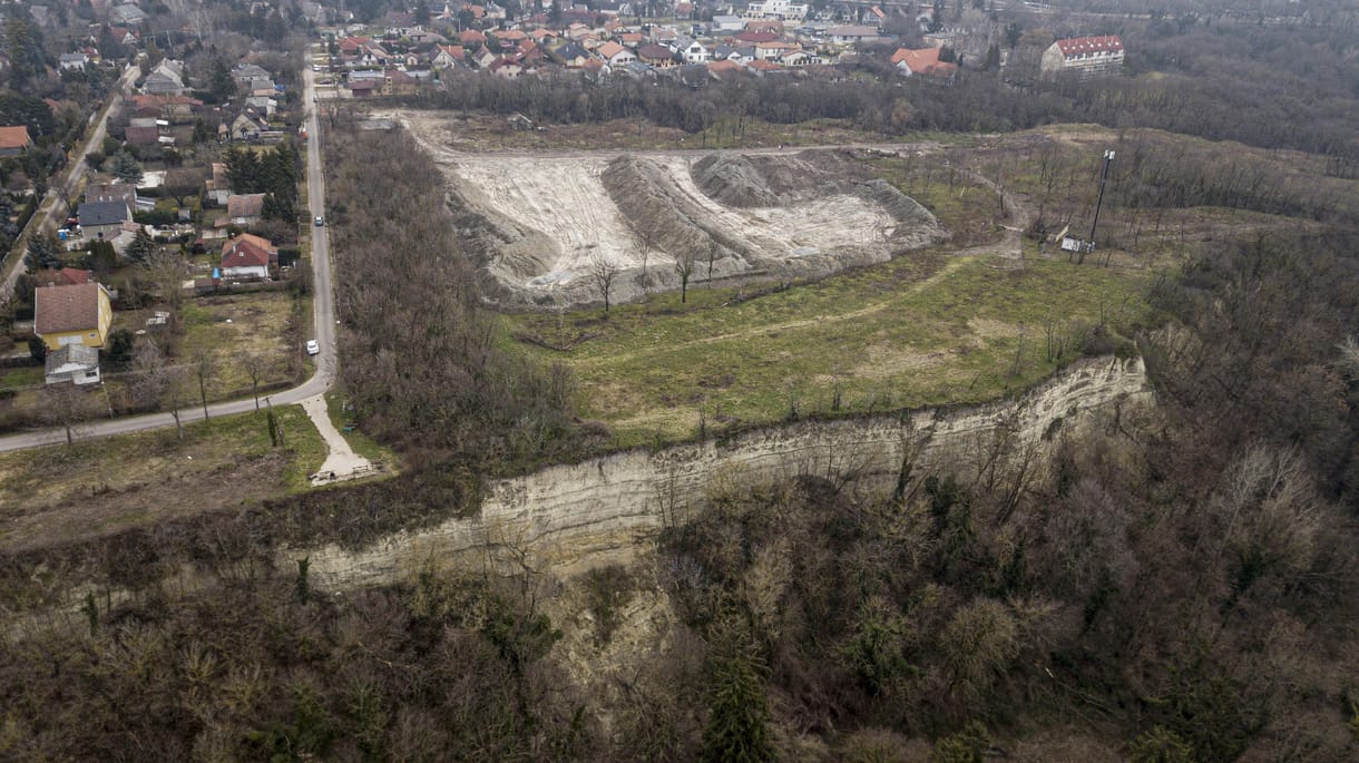 A Kádár- és a Castro-villára is lecsaptak Balatonaligán a kiváltságosok