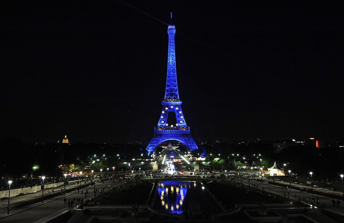 Megbüntetik a turistát, ha Eiffel-tornyos szelfit tesz a Facebookra?