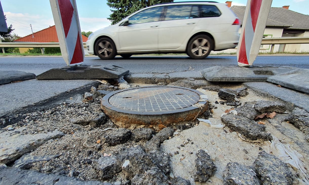 A gazdátlan solymári úthiba: megnéztük, hogy mi változott egy hét alatt