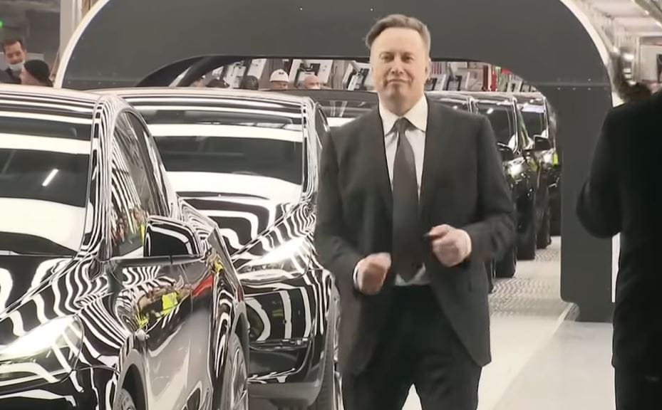 Táncolva ünnepelte Elon Musk a berlini Tesla-gyár indulását