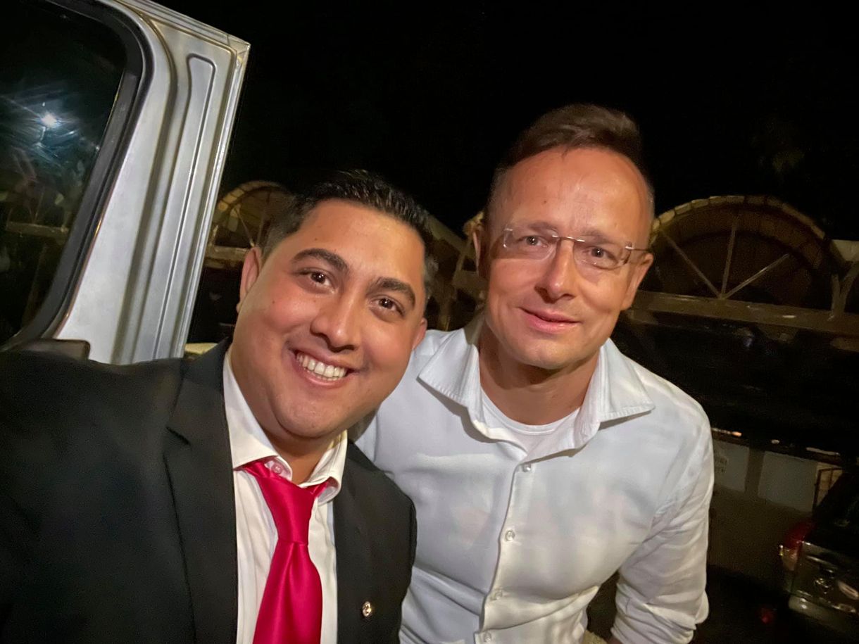 Szijjártó Péter ismét Kis Grófóval fotózkodott
