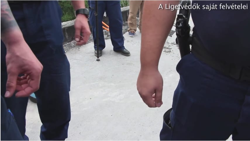 Így vezették le a tetőről az egyik ligetvédőt – videó
