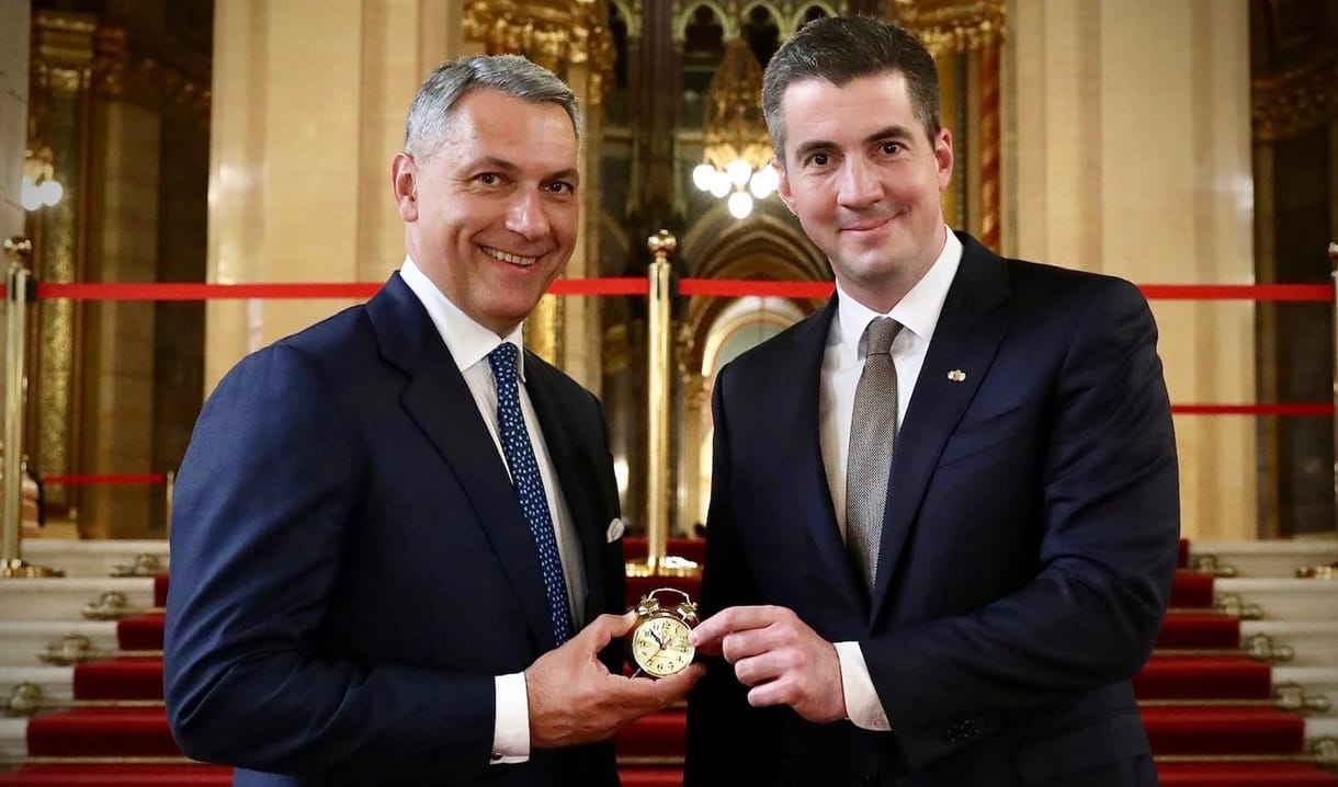 A notórius elalvó Lázár János kapott egy vekkert Kocsis Mátétól
