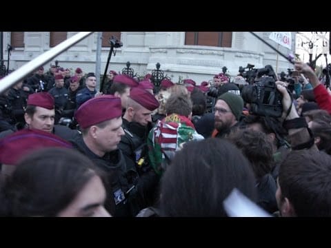 Ezúttal a Fidesz-pártházánál nyomakodtak a tüntetők – videó