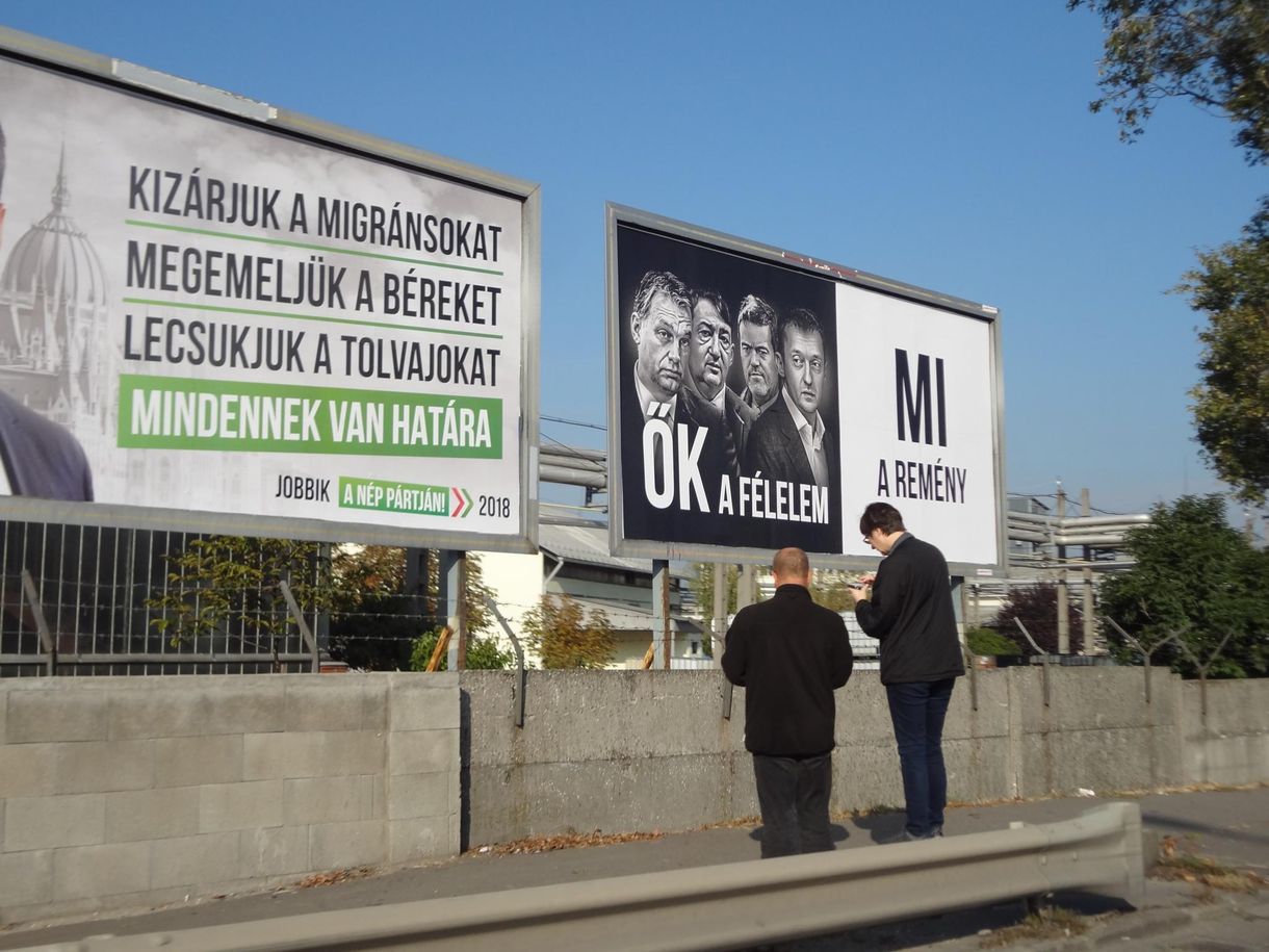 Itt az újabb simicskátlanítás: helyi adókkal vetnének véget a plakátolásnak