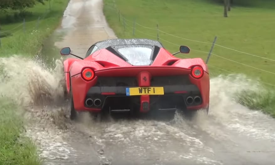 Videó: Unatkozó milliárdosok sárban raliznak a szuperritka Ferrarival