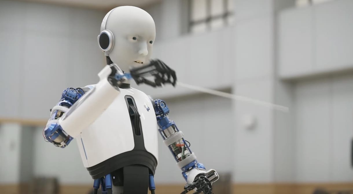 Kiállt 950 néző elé, három zeneművet is levezényelt az emberarcú robotkarmester – videó