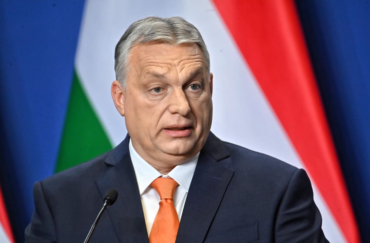 Orbán butaságot beszélt a magyar tengerpartról, Menczer meg rákontrázott