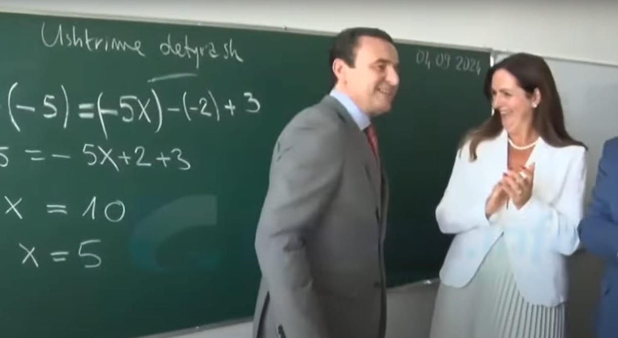 Felsült egy hetedikes matekpéldával, nyilvánosan bocsánatot kért a koszovói miniszterelnök