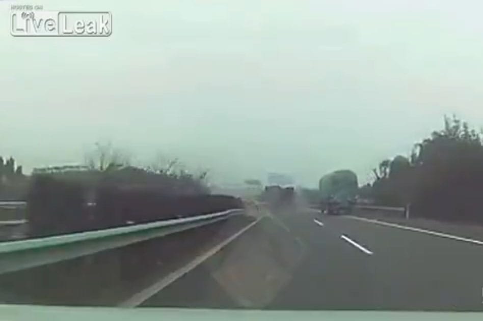 Ekkorát esik egy kamion, ha nincs a topon a sofőr
