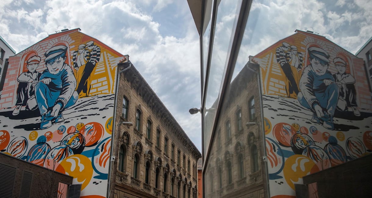 A Pál utcai grundtól nem messze néznek vissza a Pál utcai fiúk
