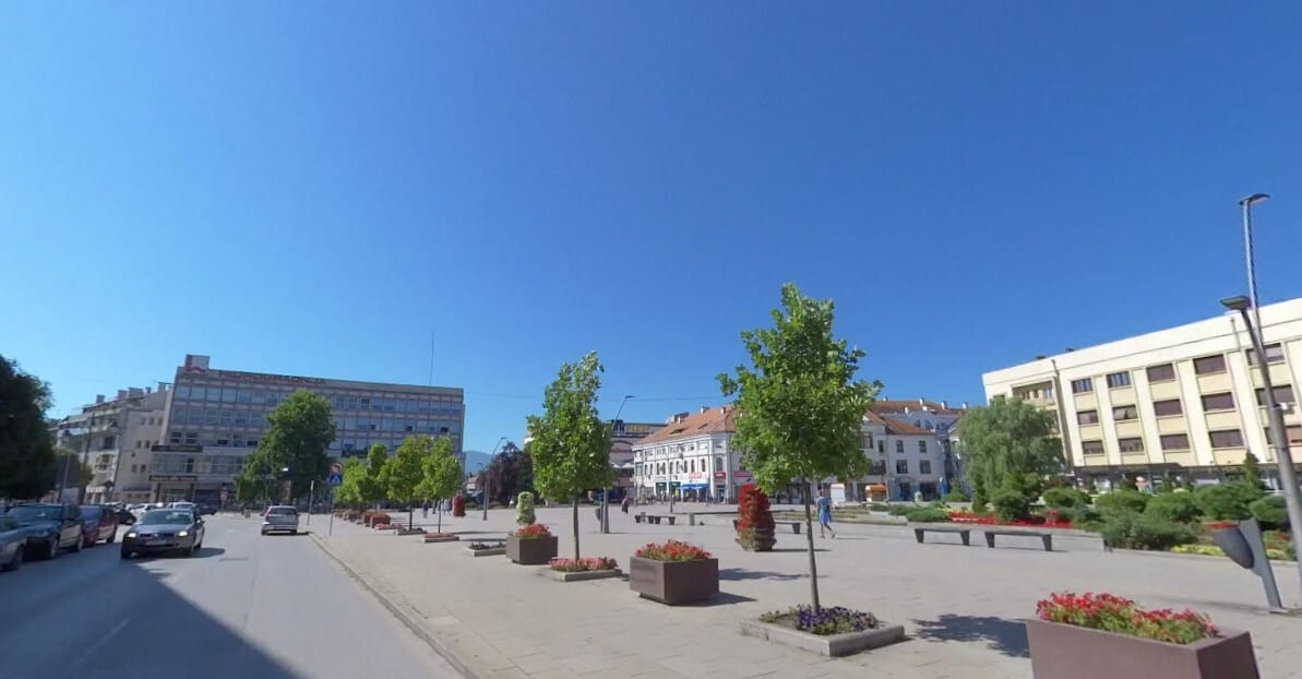 Egy szerb városban a tüntetők közé hajtott az alpolgármester