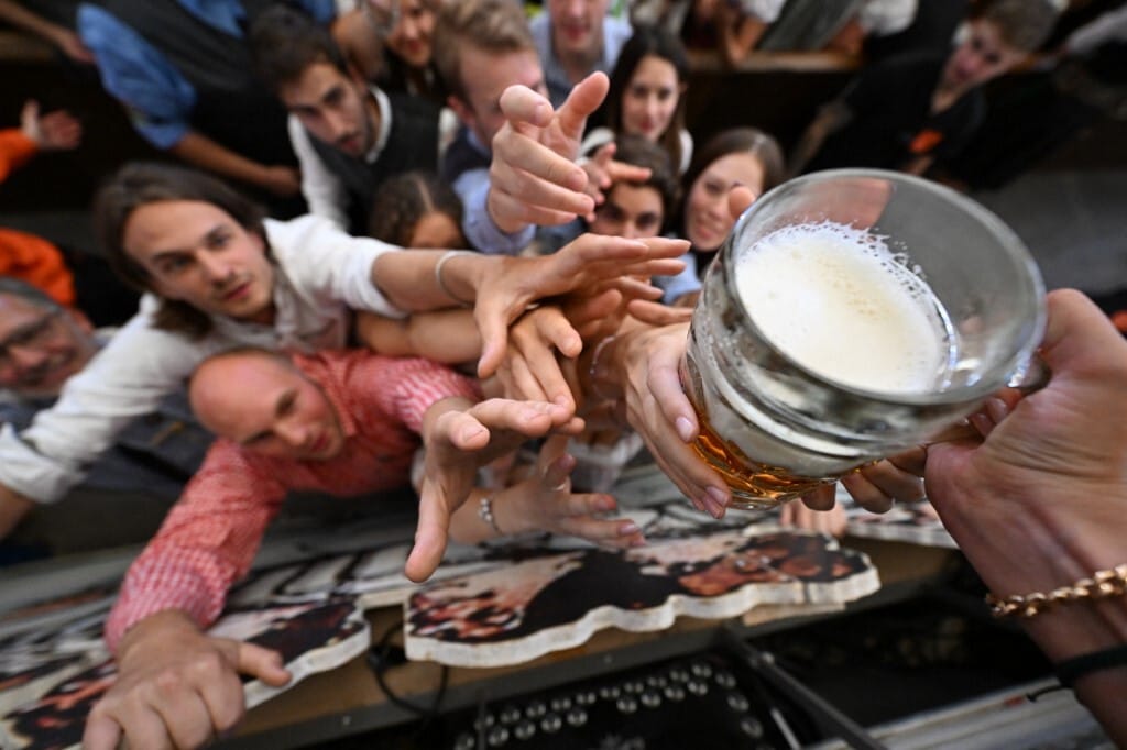 Drágább sörrel és fokozott biztonsági intézkedésekkel megkezdődött az Oktoberfest