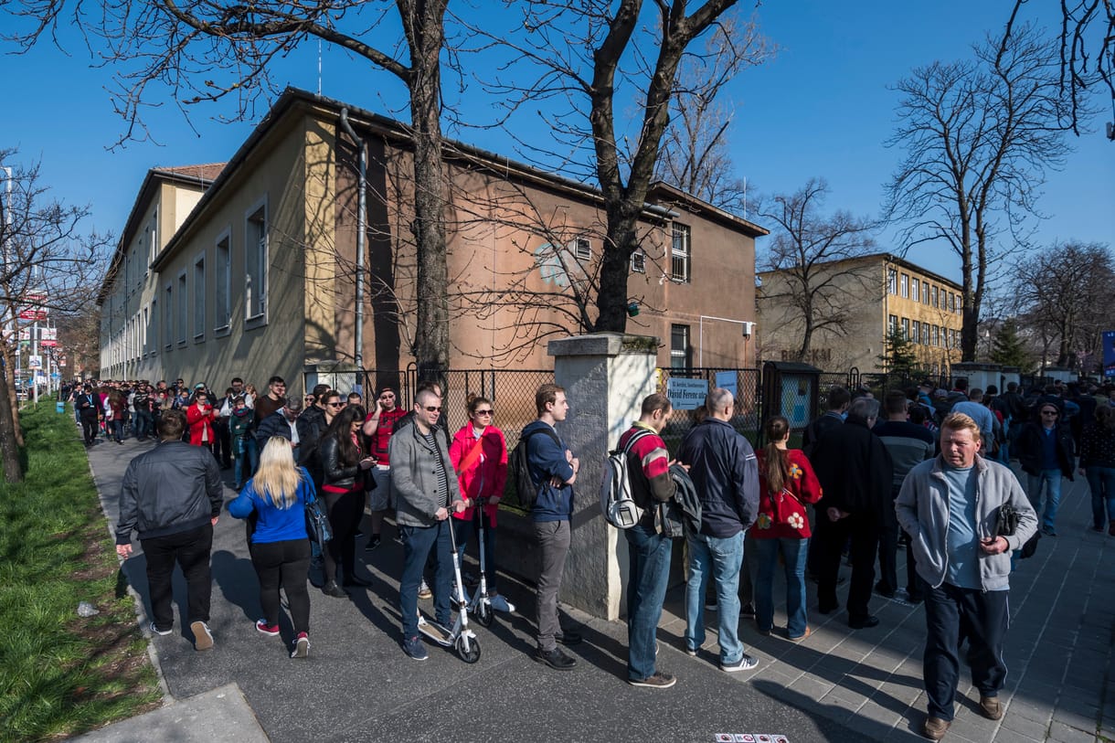 Kígyózó sorok: az MSZP vizet kér a sorban állóknak