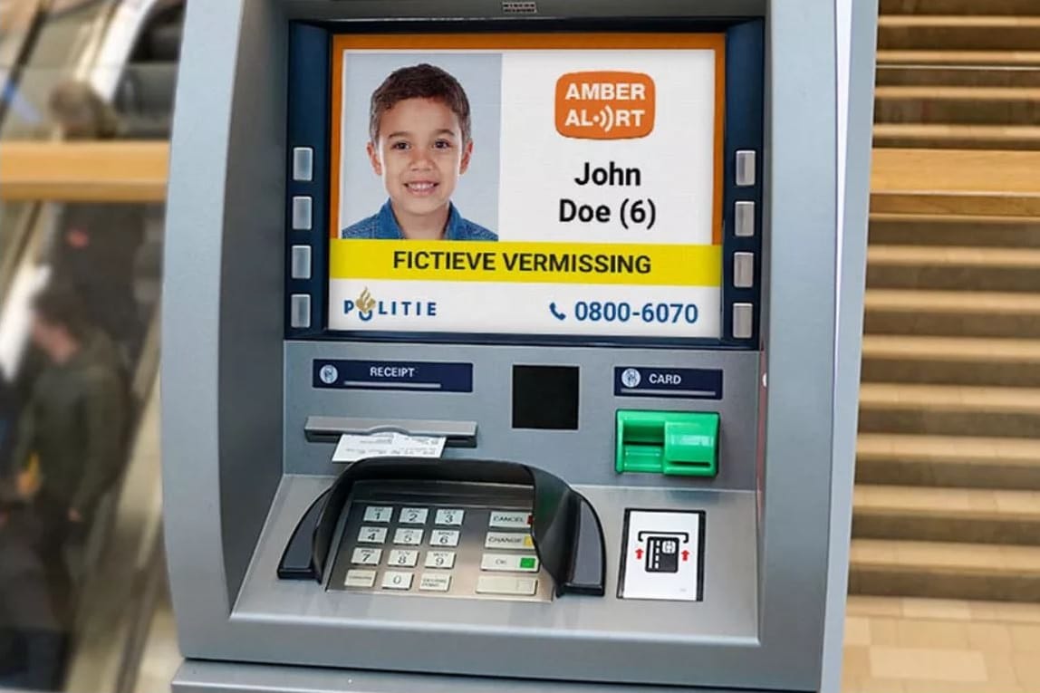 Ilyen itthon is kellene: Hollandiában az ATM-eken is megjelenik az eltűnt gyerekek fotója