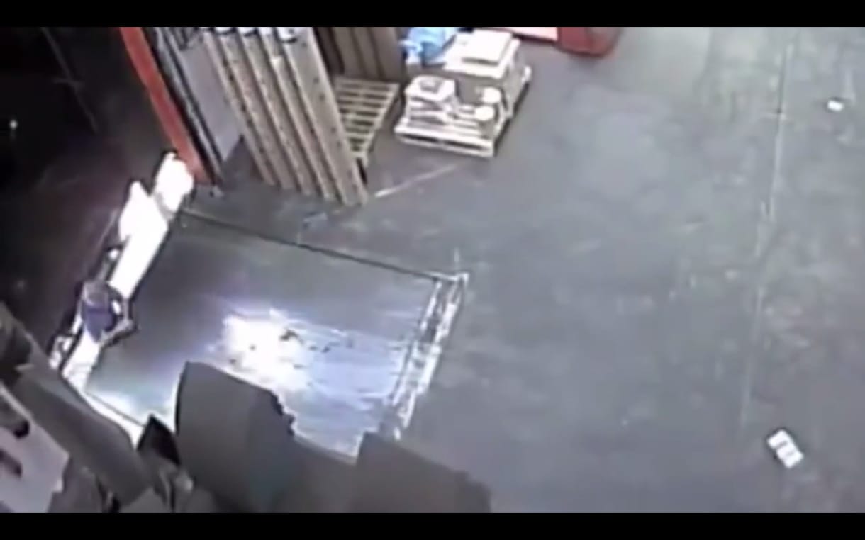 A raktárost majdnem elüti a kamion, videó