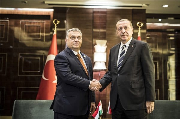 Meglepetés! Erdogan egyhangúlag újra pártelnök is