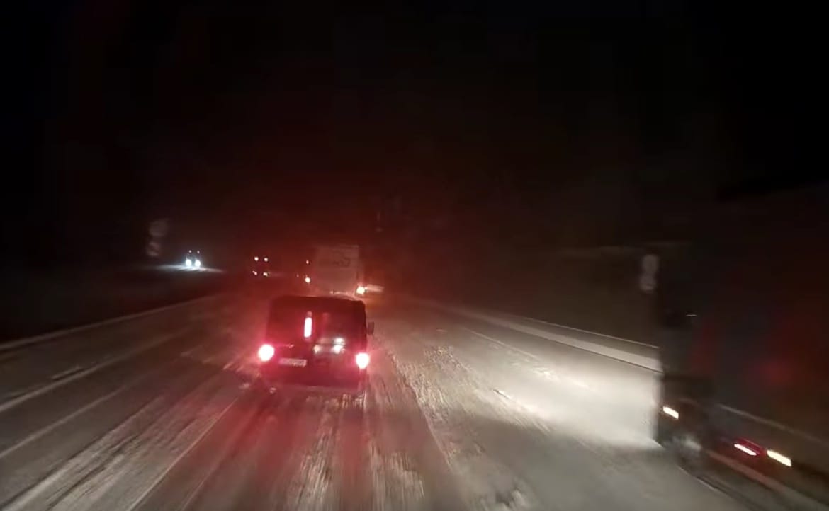 Ilyen egy tipikus téli baleset, ami elkerülhető lett volna – videó