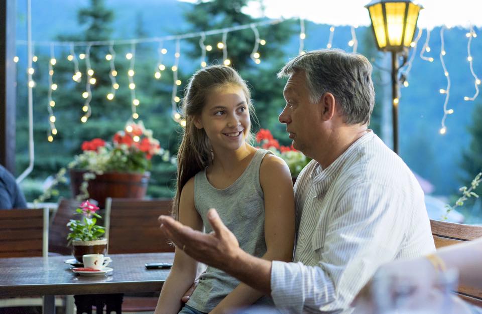 Fotó: Orbán a kislányát is elvitte Tusványosra