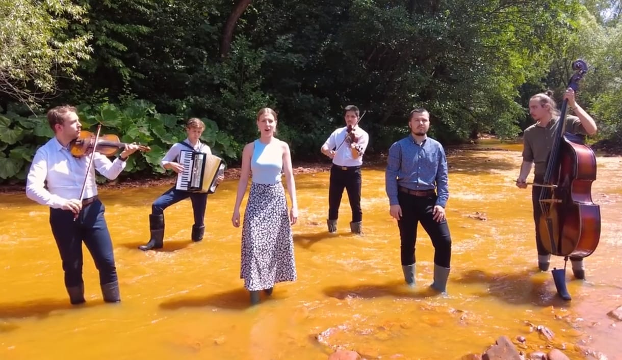 Sárga vízben, gumicsizmában állva húzták el a Zavaros a Sajó vize című dalt – videó