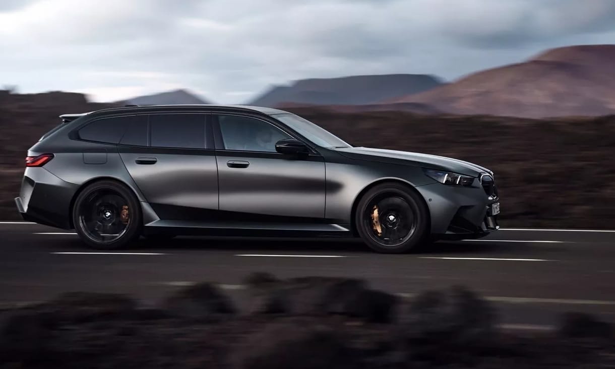17 év után a BMW új M5 sportkombival rukkolt elő, itt a 727 lóerős puttonyos szörnyeteg