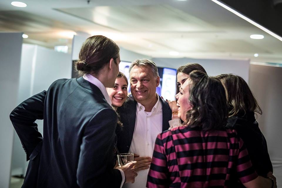Családja ölelgette Orbánt a győzelem után – fotók
