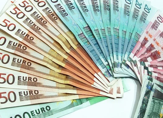 Továbbra is 300 forint felett jegyzik az eurót