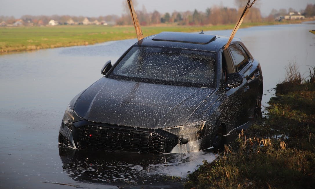 Vízbe merülve végezte az alig pár hetes és 600 lóerős Audi RS Q8