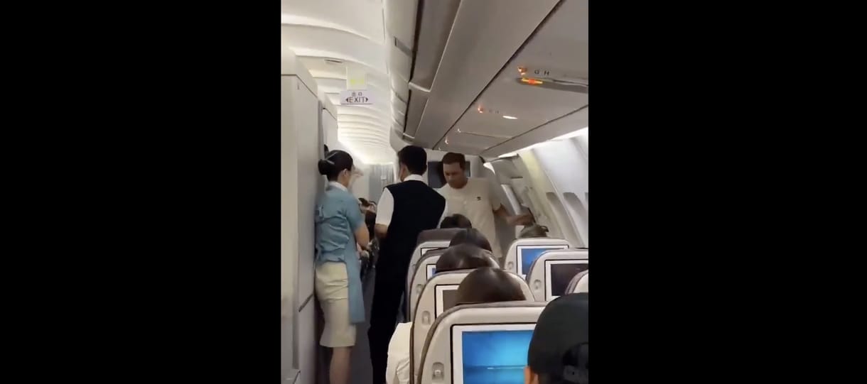 Videón, ahogy tízezer méter magasban próbálja kinyitni a repülő vészkijáratát egy agresszív utas