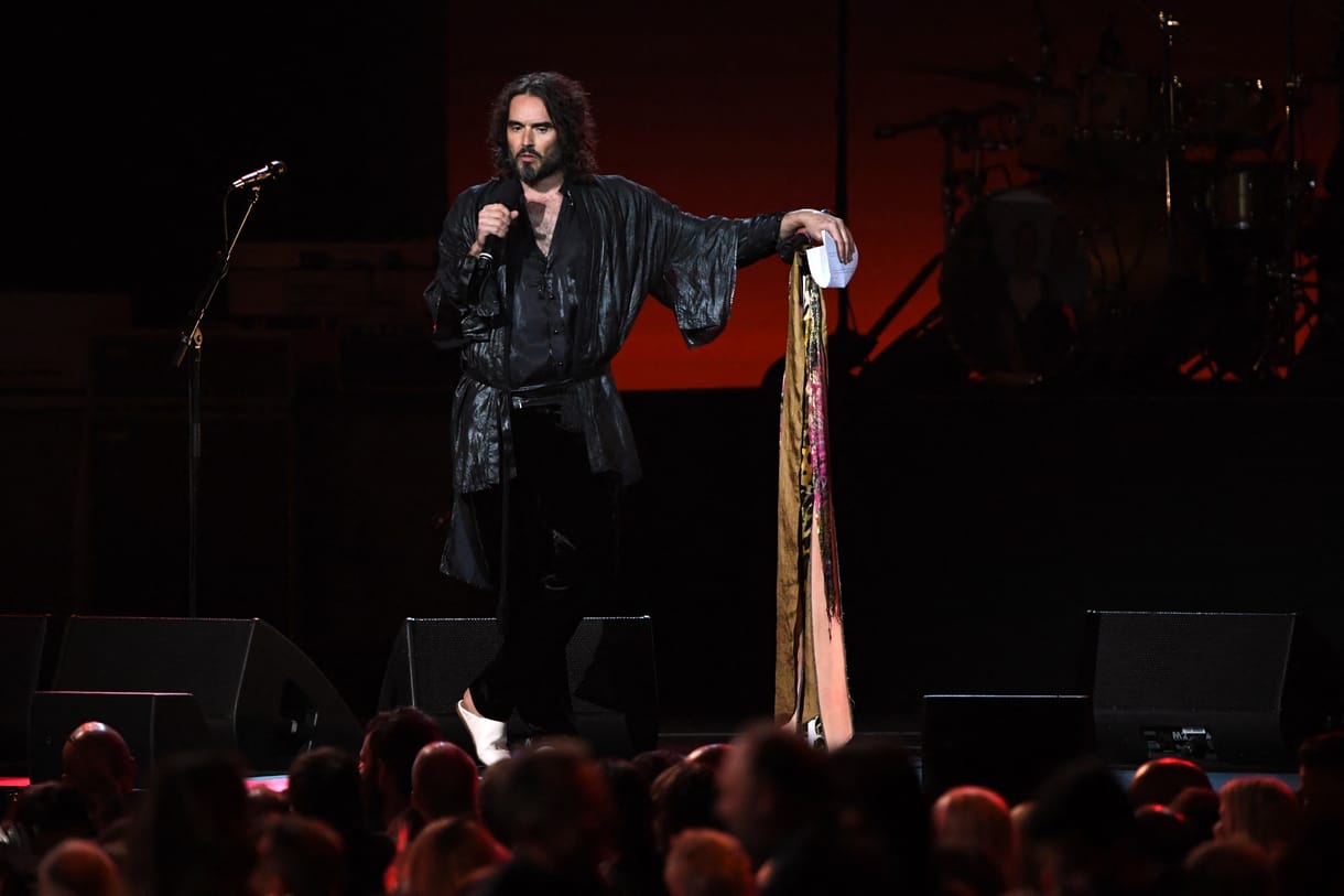 Elon Musk és Tucker Carlson oldalán trollkodhat tovább a nemi erőszakkal vádolt Russell Brand