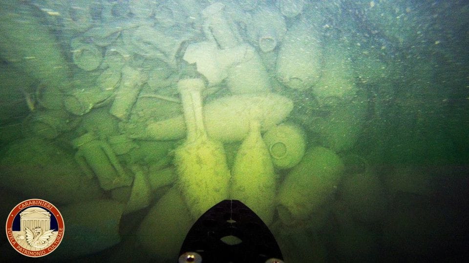 160 méteres mélységben bukkantak egy ókori teherhajó maradványaira Olaszországban – több száz értékes tárgy van rajta (videó)
