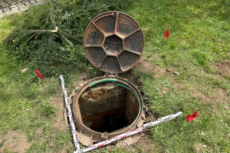Régi emésztőgödörből mentettek ki egy testvérpárt Kakasdon