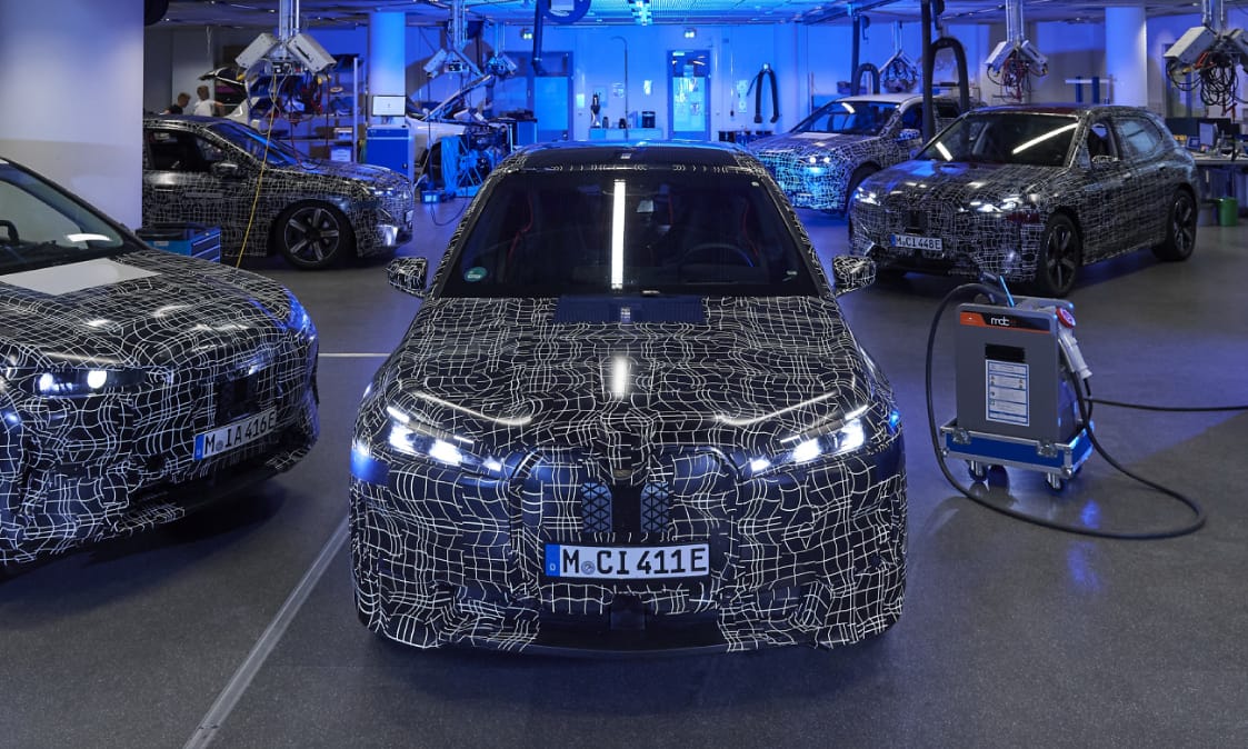High-tech tűzijátékkal vág neki a jövőnek a BMW
