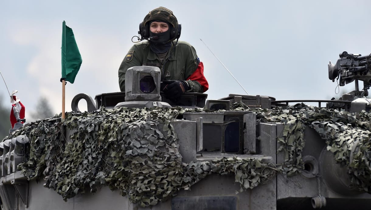 Erős magyar hadsereget akar a honvédelmi miniszter