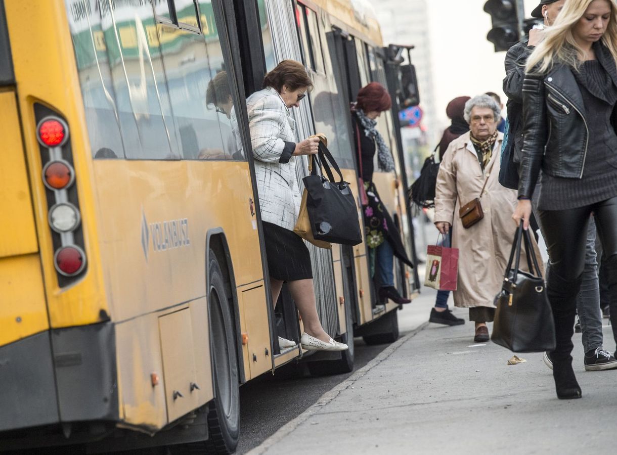 Kimerülten járnak dolgozni a buszsofőrök a túlórák miatt