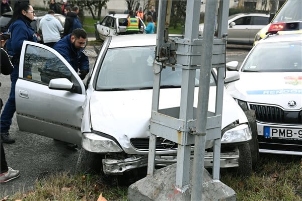 A villanyoszlopnak csapódott, majd a rendőrautó is beleszaladt egy menekülő autóba